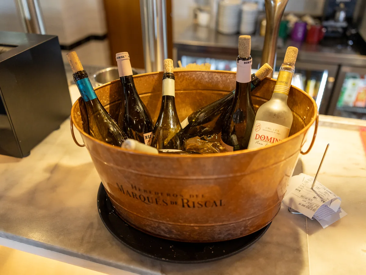 Cubitera con magnums de vino blanco enfriándose para un evento