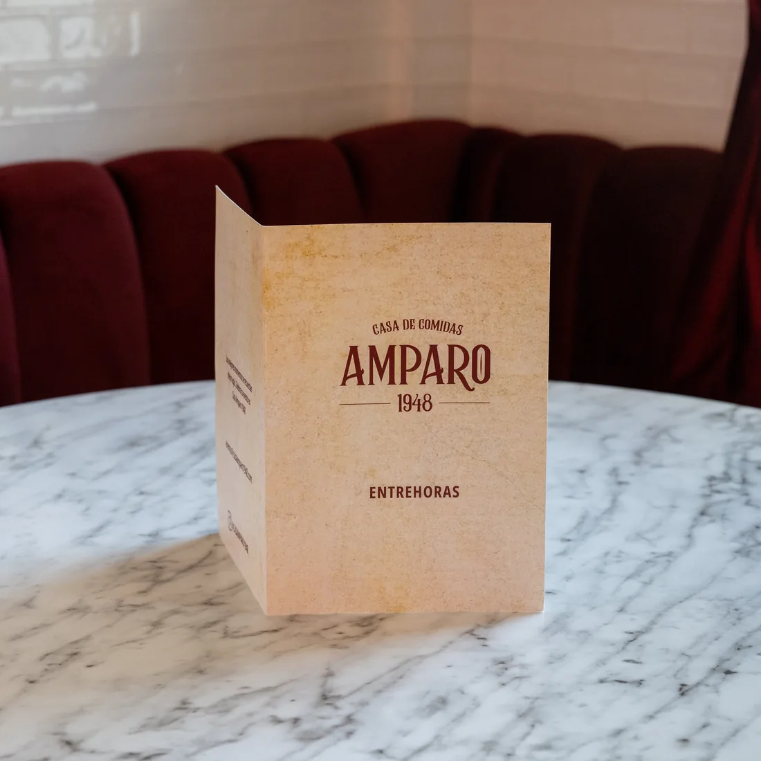 Carta entrehoras de Casa Amparo 1948 sobre mesa de mármol