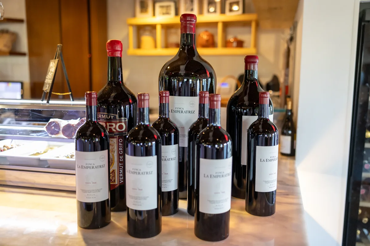 Bodega de Casa Amparo 1948 con botellas de Finca La Emperatriz y magnum