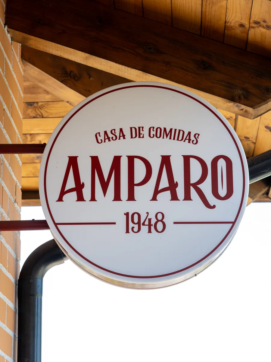 Letrero AMPARO 1948 en la fachada del restaurante