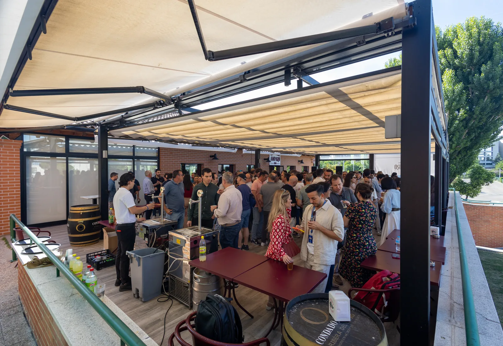 Aperitivo de empresa en la terraza con barriles y servicio