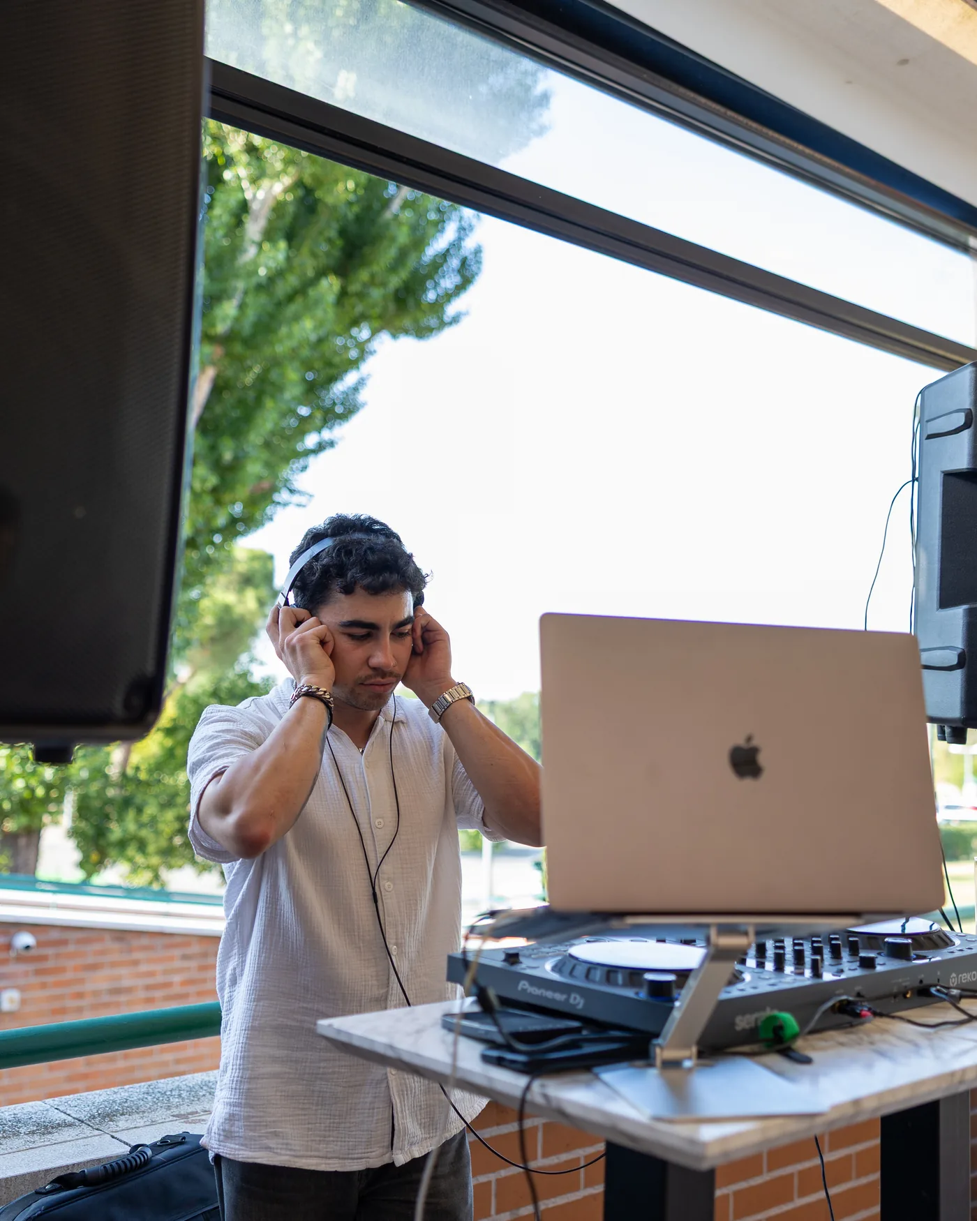DJ en sesión durante un evento privado en Casa Amparo 1948