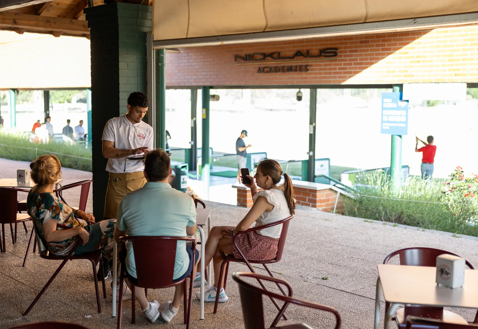 Invitados disfrutando en el complejo deportivo de Golf Park de Alcobendas